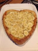 Torta a cuore con frutta fresca
