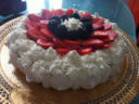 Torta con panna e fragole
