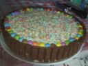 Torta con Smarties e Kit-Kat