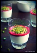 Panna cotta con salsa di fragole e granella di pistacchi