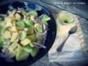 Insalata di patate, mela, cetrioli e cipolla rossa, con salsina allo yogurt