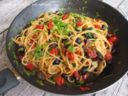 Spaghetti con olive nere, pomodorini, rucola e limone