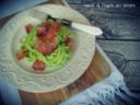 Spaghettoni al pesto di zucchine e menta con speck croccante