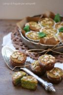 Muffins al parmigiano reggiano, mandorle, rucola e basilico