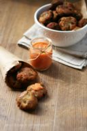 Polpette di melanzane con salsina al pomodoro, cetrioli e cipolla rossa