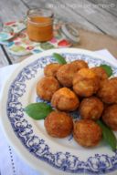 Polpette di merluzzo con salsa di peperoni e basilico