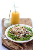 Insalata di melanzane, ceci, merluzzo e pinoli con salsa allo yogurt e rucola