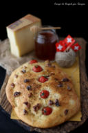 Focaccia al miele e latticello con formaggio Le Gruyère, noci e pomodorini