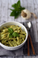 Pasta al pesto di zucchine, noci e stracchino