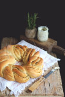 Treccia di pane al burro alle erbe