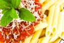 Ricette primi piatti, pasta al sugo con olive e provola