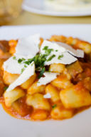 Ricette primi piatti facili, gli gnocchi al sugo con rucola
