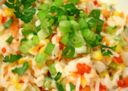 Insalata di riso con uova e mais, fresca per l’estate