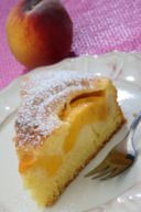 Ricette dolci, la torta al rum e pesche sciroppate
