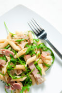 Primi piatti veloci, pasta con rucola e prosciutto cotto