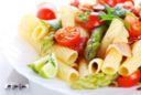Ricette primi piatti: Rigatoni con asparagi, pomodorini e speck