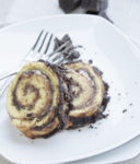 Rotolo con crema al pistacchio e cioccolato fondente