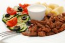 Ricette secondi piatti: Pollo fritto con insalata e salsa yogurt
