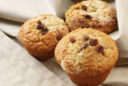 I muffin al cioccolato bianco e uvetta, per una golosa colazione