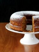 Ciambella con noci e cacao, una ricetta di dolce per un’allegra colazione