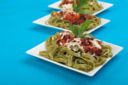 Pasta fatta in casa, le fettuccine verdi con salsa di peperoni e pollo