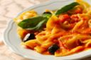 Farfalle con panna, pomodoro e olive: un primo piatto velocissimo!