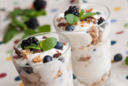 Dolci veloci, muesli con more e mirtilli e crema alla vaniglia