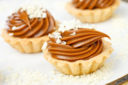Crostatine con mousse di cioccolato, dolce dessert per San Valentino