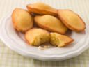 Le madeleines al cioccolato bianco profumate all’arancia