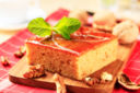 Il dolce al miele e noci, una torta soffice con una copertura golosa