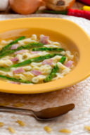 La minestra con asparagi e prosciutto