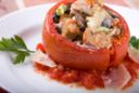 Pomodori ripieni con funghi e crostini per un antipasto tutto di verdure