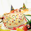 La torta di compleanno con gli smarties per bambini