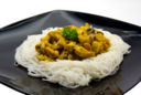 Gli spaghetti di riso con pollo al curry