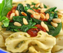Le farfalle con spinaci, pinoli e pomodorini al pesto