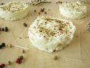 Antipasti sfiziosi: Caprino al pepe su pane tostato