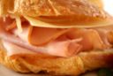 Per l’antipasto la Sfoglia al prosciutto con crema di fave