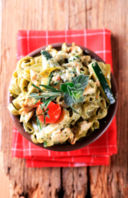 Le tagliatelle con pesto, zucchine e pollo