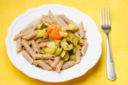 La pasta di farro con zucchine, pomodorini e sesamo