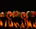 Spiedini di pesce in rosa, antipasto per una serata tutta fuoco e fiamme