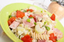 L’insalata di pasta con prosciutto cotto e sedano
