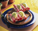 Bruschetta integrale con cetrioli, prosciutto e ananas