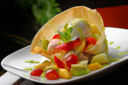 Crepes con gelato e frutta fresca