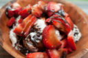 Gelato alla vaniglia con cioccolato e fragole