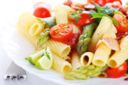 Pasta fredda con asparagi, speck e pomodorini
