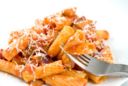 Insalata di pasta con melanzane e pomodori secchi