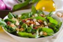 Insalata di verdure miste con mela verde e noci