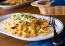 Linguine con scampi e pesto di olive