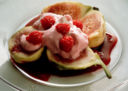 Fichi con gelato ai lamponi e caramello