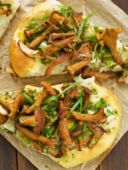 Focaccia con funghi misti e rucola